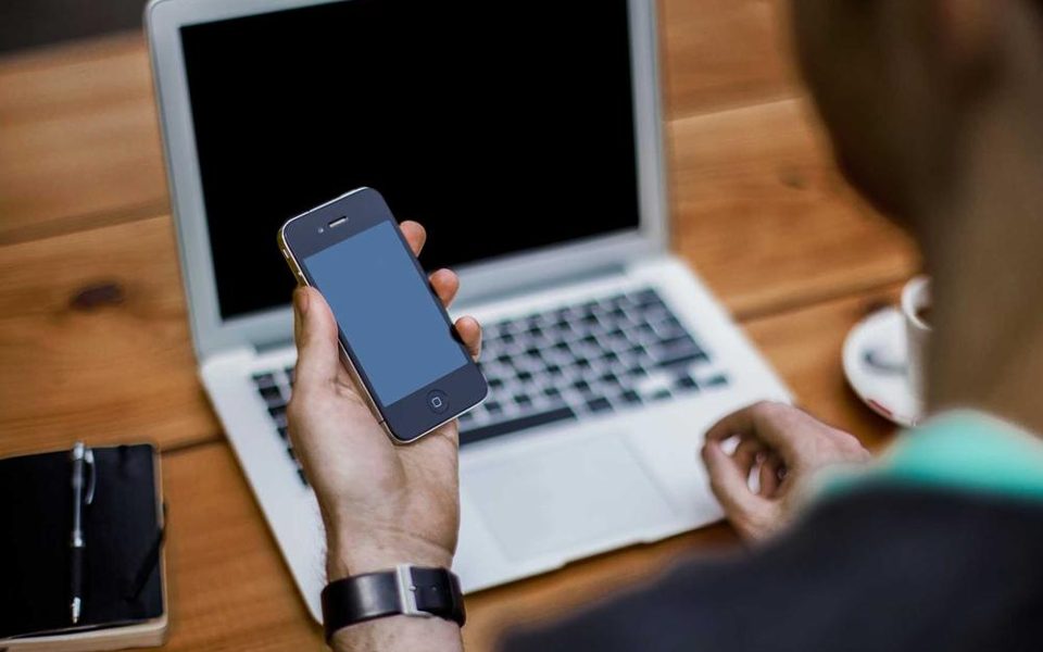 Uno smartphone posato su un piano di lavoro