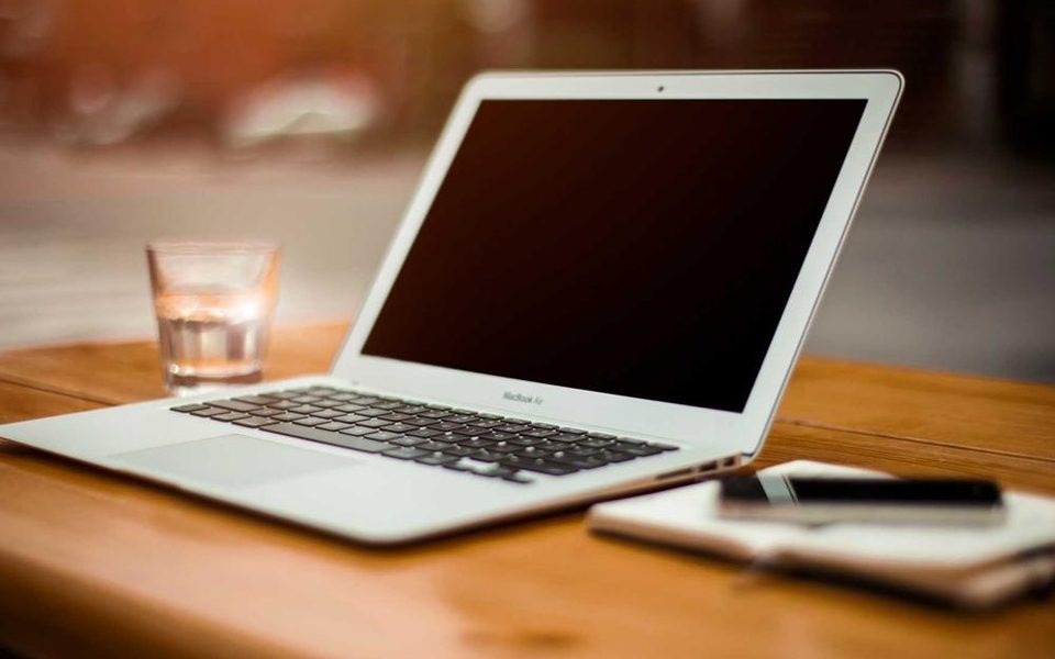 Una scrivania ordinata con un computer portatile aperto